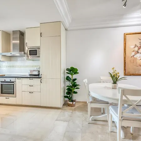 Hanami Puerto Alto 4-9 * Εστεπόνα